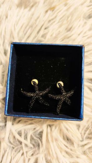 Small Shiny Earrings with Black Starfish Motif Elegant Minimal Style