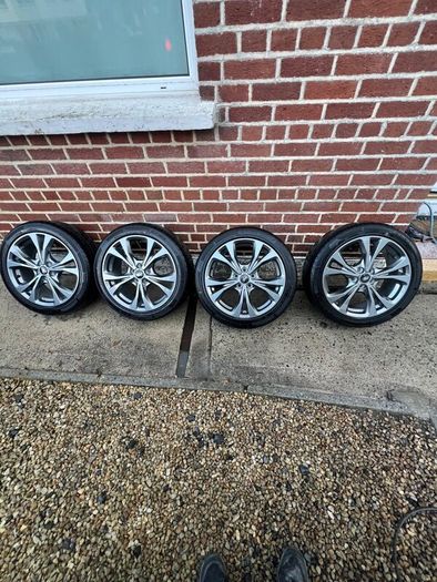 Set of 4 Ford Alloy Wheels with Tires  800  For