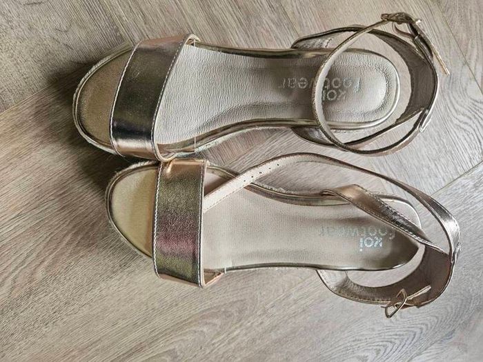 wedge sandals size 4
