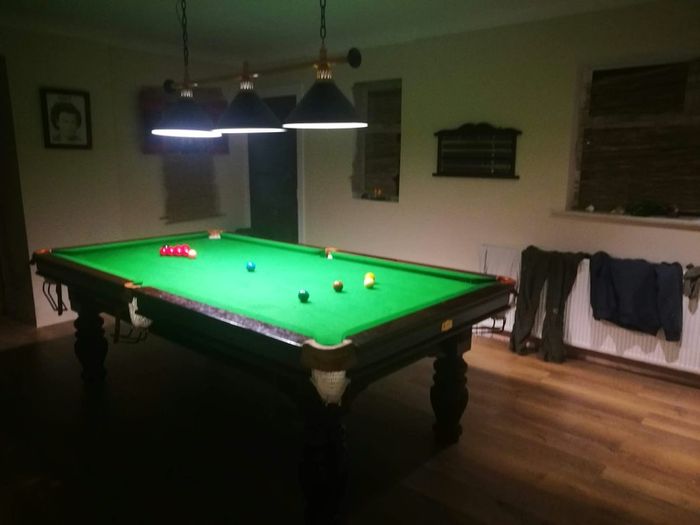 Professional snooker table