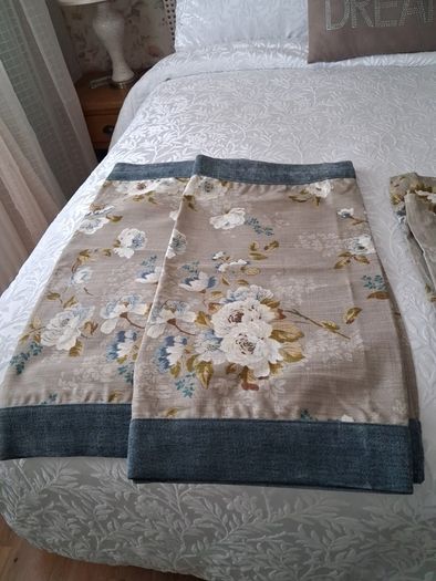 Curtins 2 pairs+one single curtin + 2 single bed runners to match