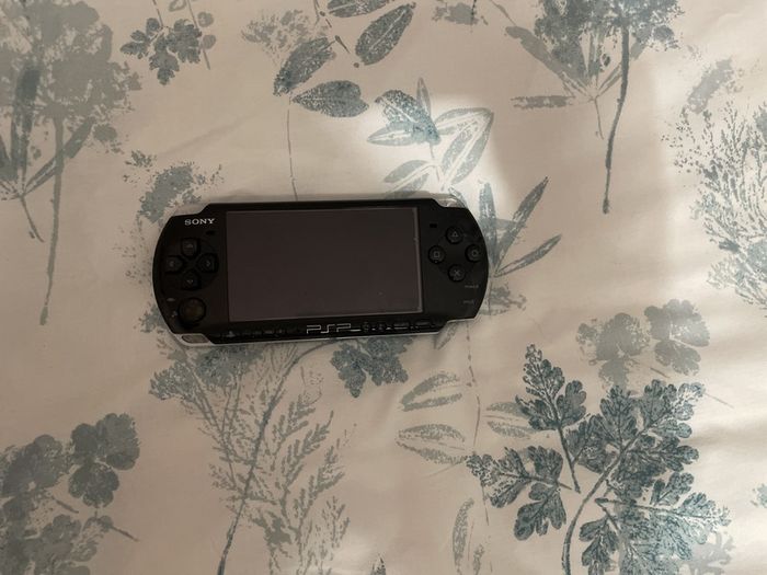 psp 3000 ( comes with charger ,screen protector and new battery)