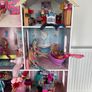 Large playhouse with 30 Barbies and accessories Image 6