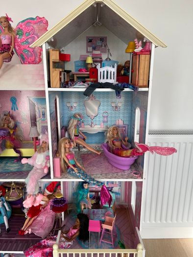 Large playhouse with 30 Barbies and accessories