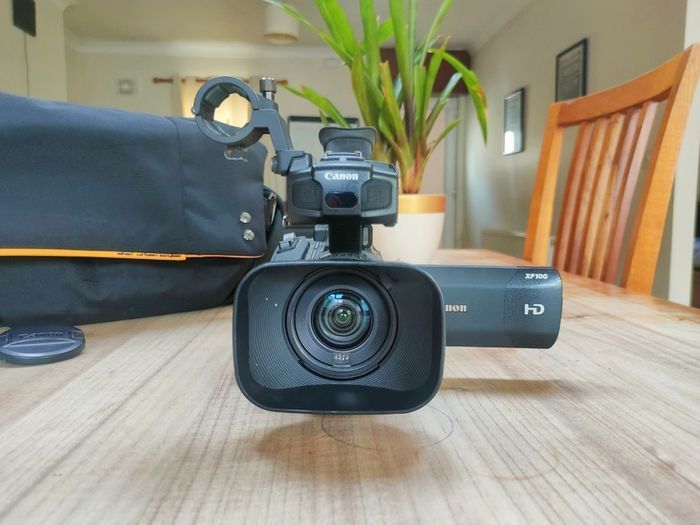 Canon XF100 Professional Camcorder with 10x HD Video lens, Compact Flash (CF) Recording