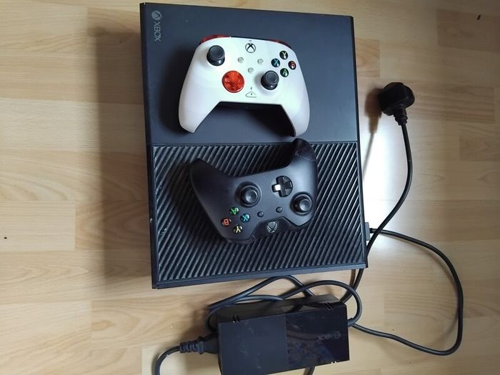 x box one with 2 controllers