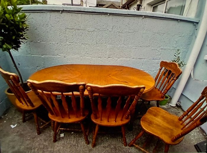 Solid Oak Dining Table & 6 Matching Chairs. Timeless Farmhouse Style