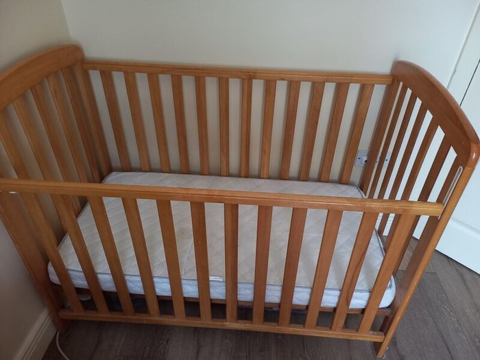 Cot and travel cot