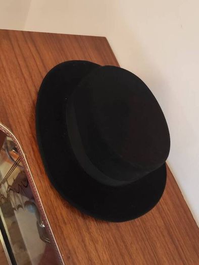 Vintage Black Hat Portuguese