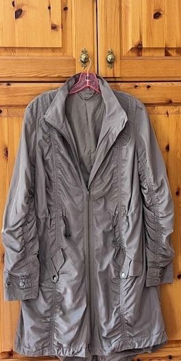Dutch Brand Yaya Coat Jacket Ladies. Medium. Sage Green / Khaki. Satin Finish.  Detachable hood. Excellent. Proceeds To Medecins Sans Frontieres.