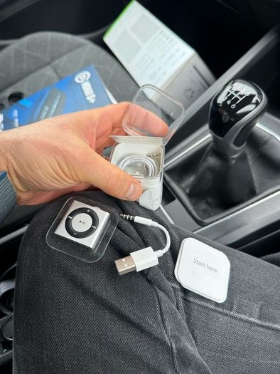 Apple iPod Shuffle 4th Gen 2GB