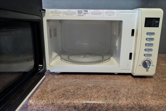 Cream Russell Hobbs 700W Microwave