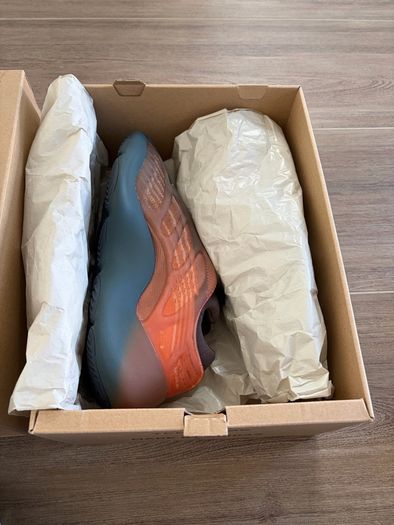 Adidas Yeezy 700