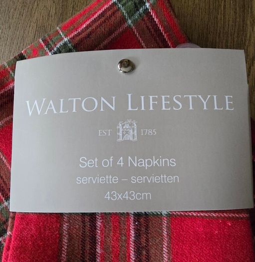 Christmas napkins + runner
