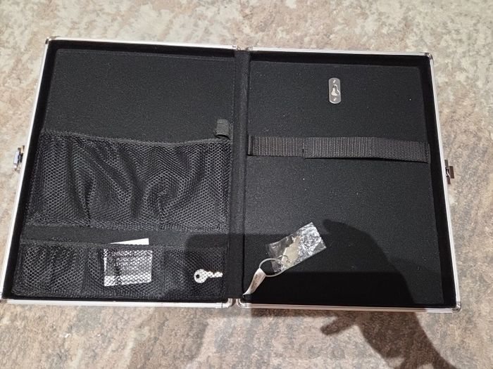 Vaultz storage box with lock