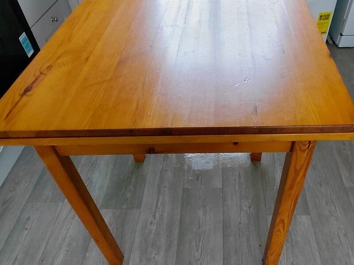 Extendable dining table