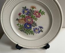 Wedgwood Garden club Edme plate circa 1930s  in excellent condition