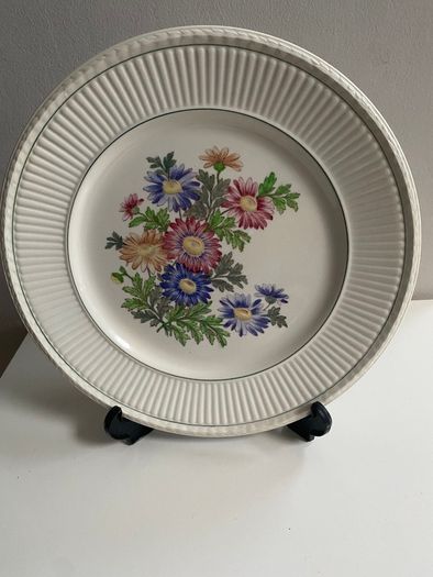 Wedgwood Garden club Edme plate circa 1930s  in excellent condition