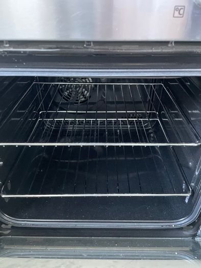 Kitchen including integrated dishwasher and cooker