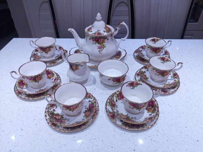 22 piece Tea set With Large Tea Pot Royal Albert Old Country Roses  For 6 Person Setting, Bone China