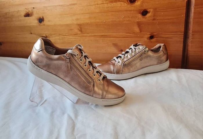 Clarks nallie Rose gold size 6D eu 39 leather Zip and lace closure In excellent condition