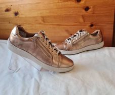 Clarks nallie Rose gold size 6D eu 39 leather Zip and lace closure In excellent condition