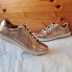 Clarks nallie Rose gold size 6D eu 39 leather Zip and lace closure In excellent condition