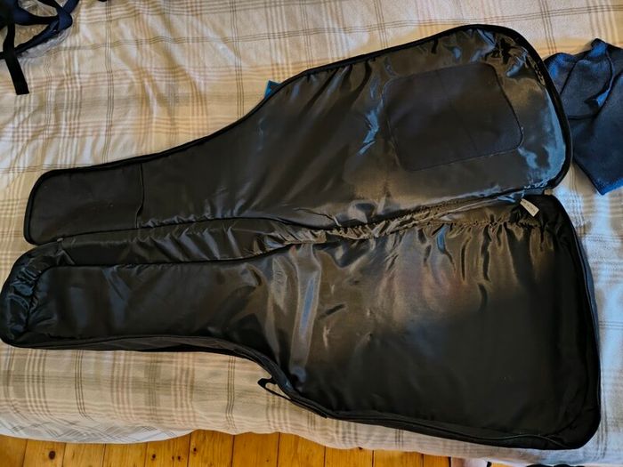 Harley Benton guitar ST-20 WH Standard Series + Harley Benton HB-10G Amp + Thomann bag + stand