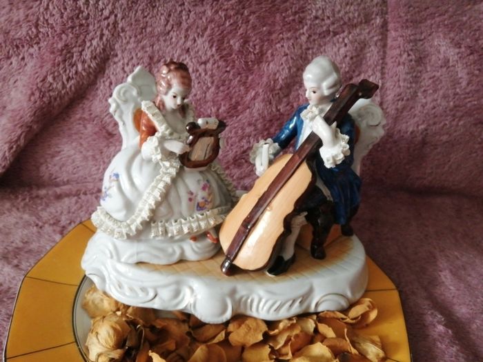 Huge and heavy porcelain Figurine