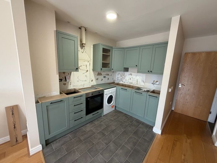 Carpenter Handyman kitchen fitter Flat pack specialist