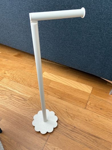 Freestanding toilet roll holder
