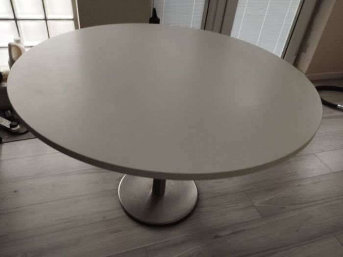Round Table, white.
