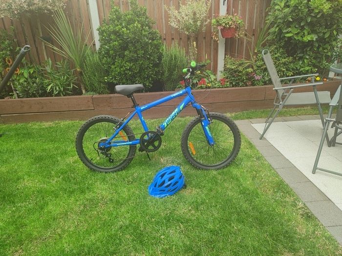 20" Bike incl matching helmet Like New