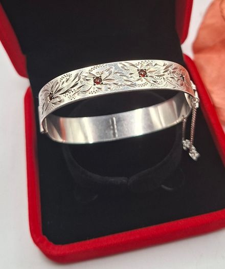Vintage sterling silver garnet daisy Bangle