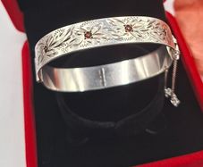 Vintage sterling silver garnet daisy Bangle