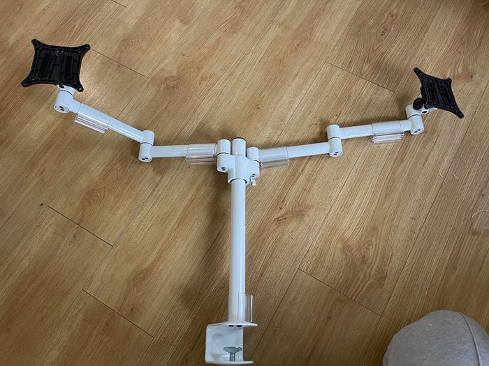 Dual monitor arm
