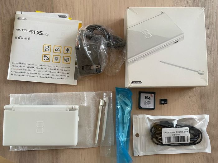 Modded Nintendo ds lite crystal white USG 001 boxed with manual with Flash Card 8gb with Games and retro games pokemon