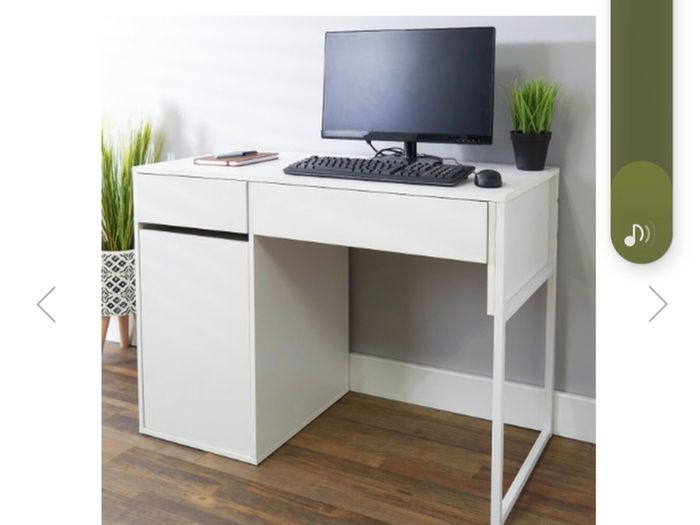 white computet desk in excellent condition