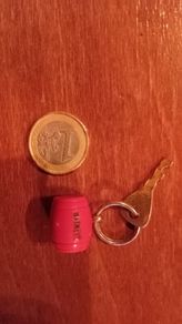 Watneys red barrel key ring