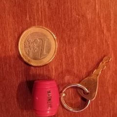 Watneys red barrel key ring