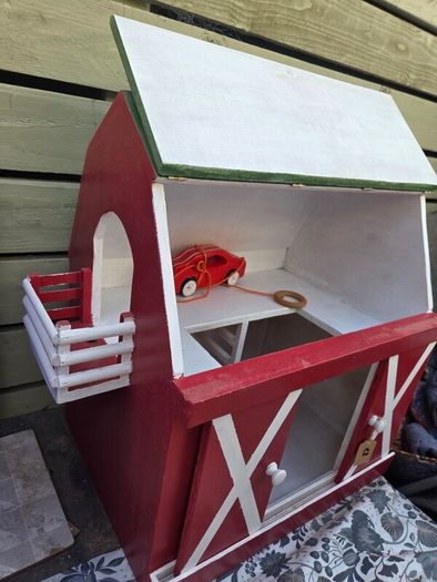 Barn house , wooden and great for Kids