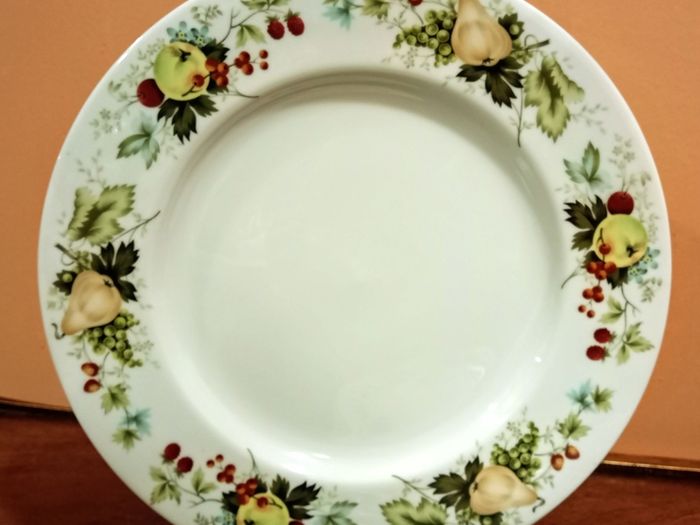 Vintage Royal Doulton Miramont 32 piece Dinner Set. Translucent China.