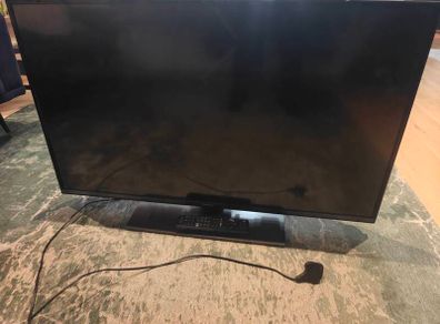 Panasonic 43" LED TV (TX-43FX550B) with stand and remote