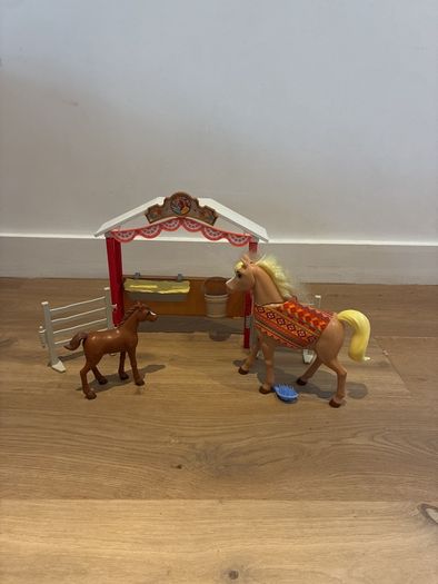 Horse & stable