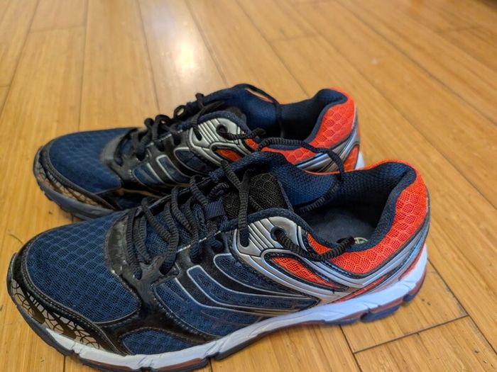 Mens running shoes