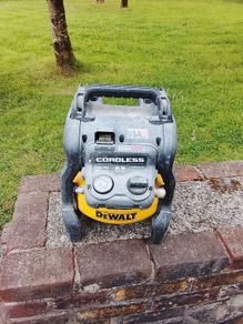 dewalt battery compressor Max 60v