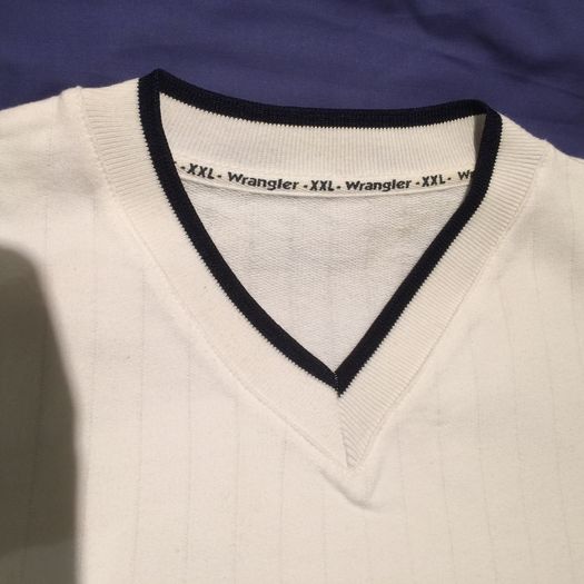 White Wrangler V-neck for mens Size XXL.
