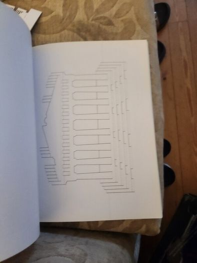 Architectures En Pop-up. 24 Cartes Detachables A Mettre En Volume. Large Volume Paperback  In Good Condition.