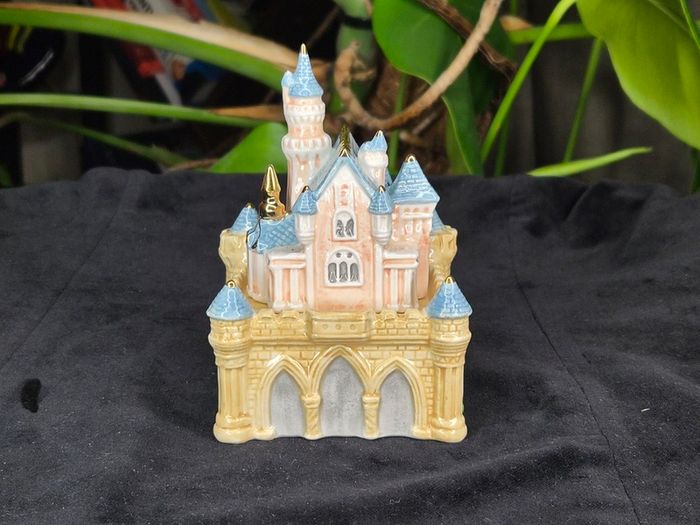 Disneyland Sleeping Beauty Castle Ceramic Salt and Pepper Shakers Set Disney