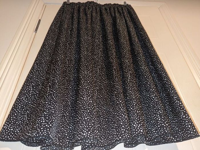 Perfect for Summer. Gorgeous white and black A-Line midi skirt